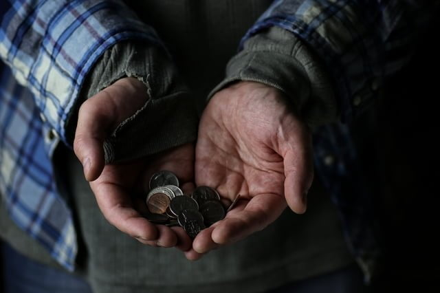 お金を持つ人の手