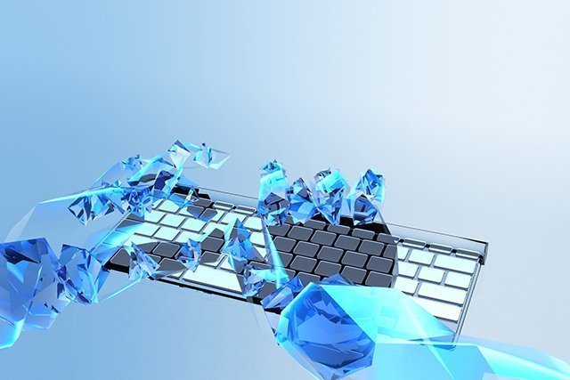 キーボードを打つ手