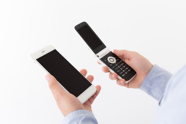 大型化するスマートフォンの悩みとその行方について考える スマートフォンと携帯電話の2台持ち