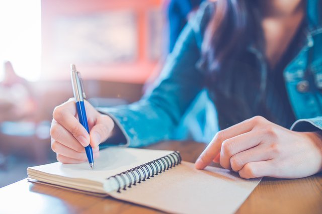 デジタルネイティブ社会における「手書き」考現学 ノートにメモする女性