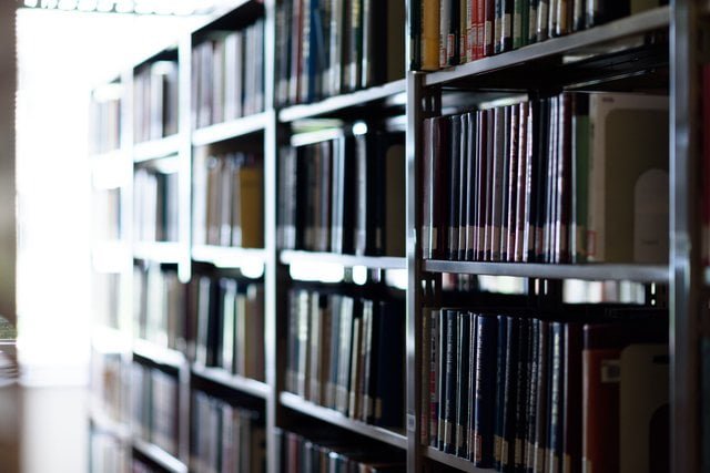 逆光の図書館