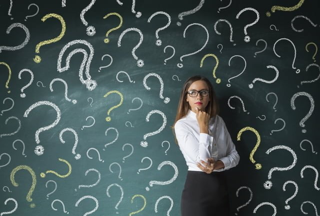 広報PRの『KPI』ってみんなどうしてる? はてなが書かれた黒板と女性