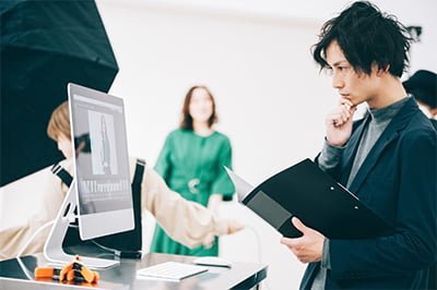 画面を見る男性