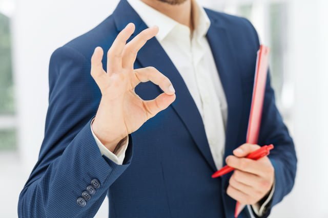 オッケーサインをする男性