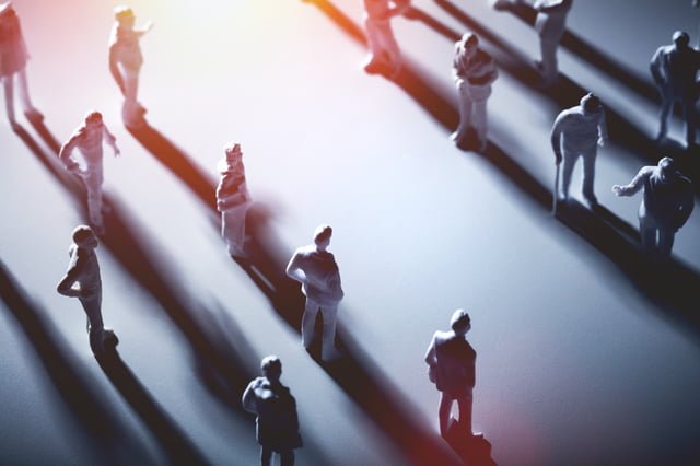 2つのグループに分かれた人々