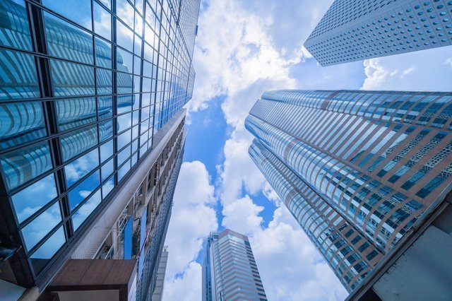 世界のマーケット市場規模「広告業界・PR業界ともに成長」 ビル群