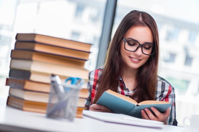 本を読む女性