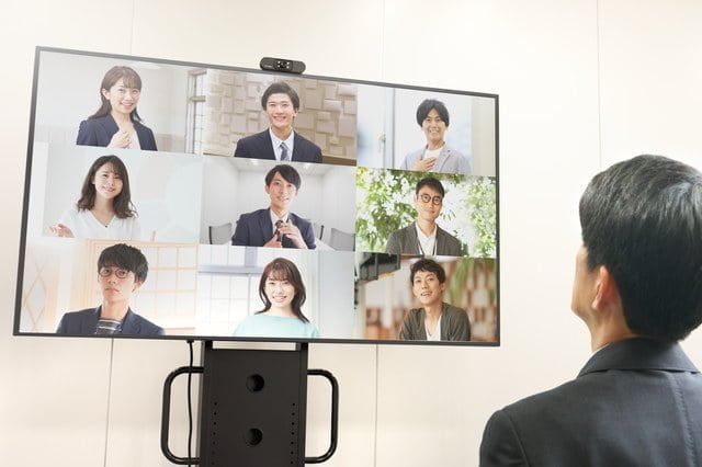 ビデオ会議をする男性