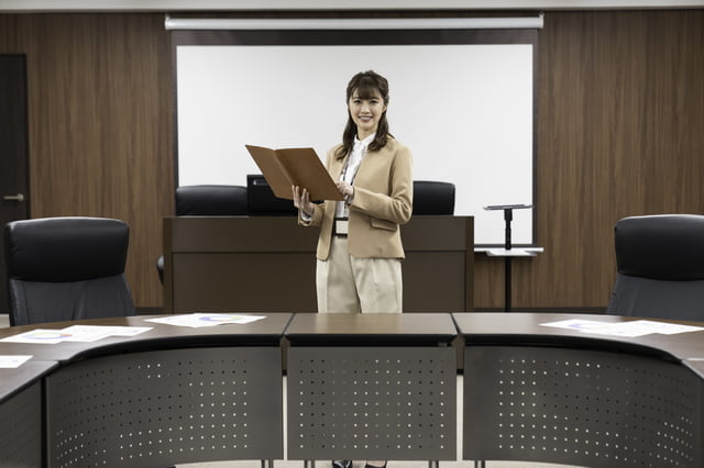 会議の準備をする女性