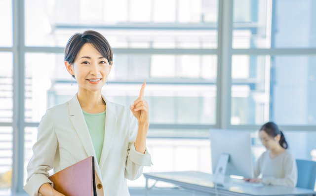 指差すビジネスウーマン