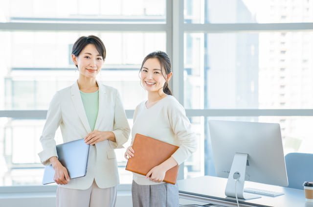社内広報と社外広報の違いとは? 広報PR初心者の業務解説 女性二人