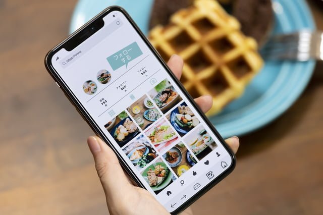 スマートフォンでSNSを見る女性