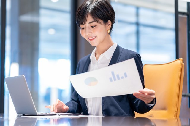 難しくないBtoB企業の広報PR戦略と成功事例 オフィスで仕事をする女性