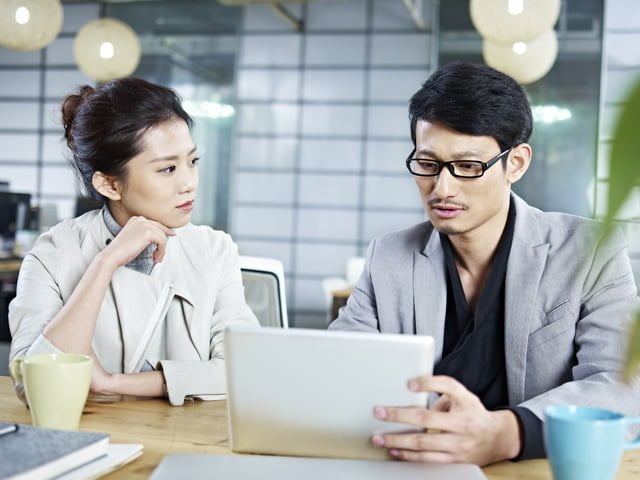 広報PRの仕事とは? 企業の顔であり黒子でもあるキーパーソン オフィスで話し込む二人