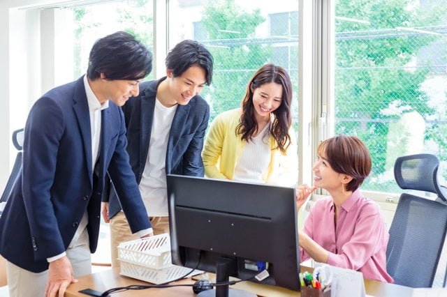 広報PRの仕事とは? 企業の顔であり黒子でもあるキーパーソン オフィスで部下に指示をする上司