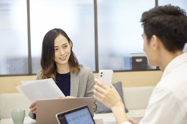 オフィスでミーティングする女性