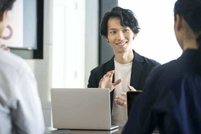 大企業とベンチャー企業の広報とは? 〜同じ広報でも役割や求められるものは違う〜 話す男性