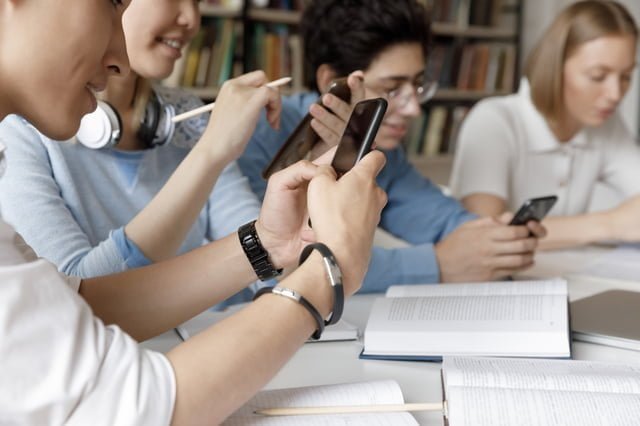 図書館で勉強している学生達
