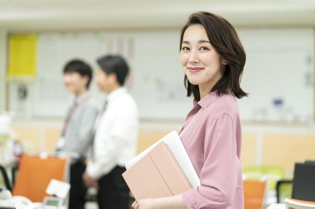 【書評】プロフェッショナル広報の仕事術 微笑む女性