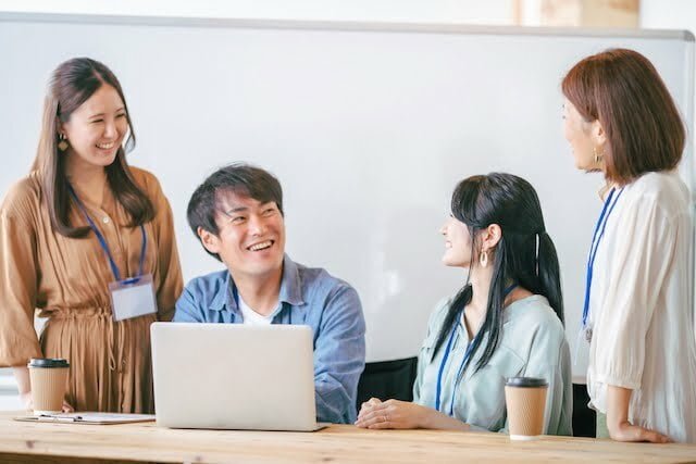 テレビPR露出のための取材依頼術 3つのコツ 笑顔でミーティングする会社員