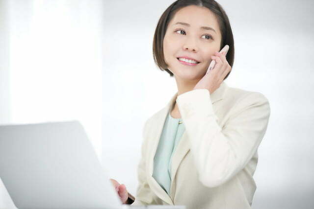 テレビPR露出のための取材依頼術 3つのコツ スマホで電話する女性会社員