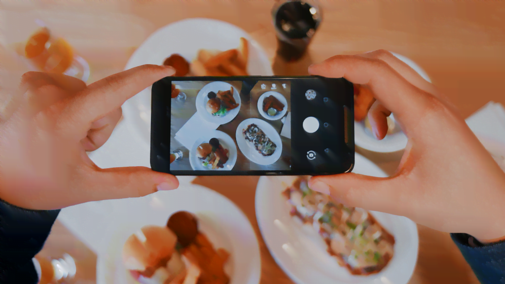 インスタグラムでインフルエンサーマーケティング|成功のポイントは? 食事の画像を撮っている画像