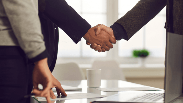広報とマーケティングが連携すべき理由。業務の違いや連携方法のコツを紹介 握手 画像