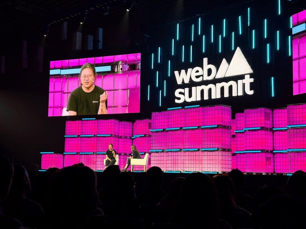 Sionic AI エンジニア シグリッド・ジン氏がWeb Summit Vancouverで基調講演を行う様子