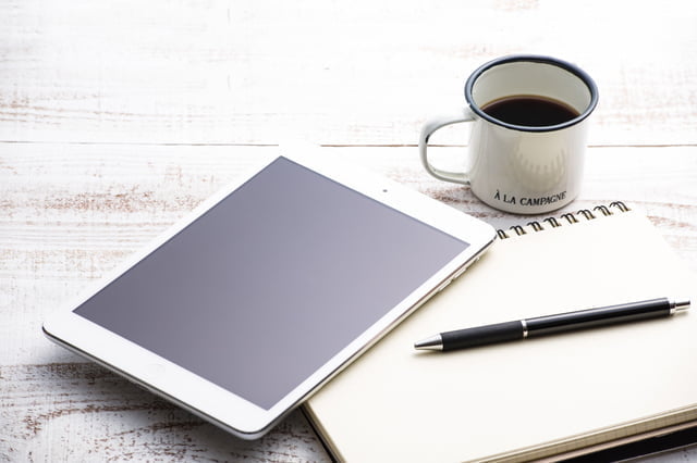 タブレットとノートとコーヒー