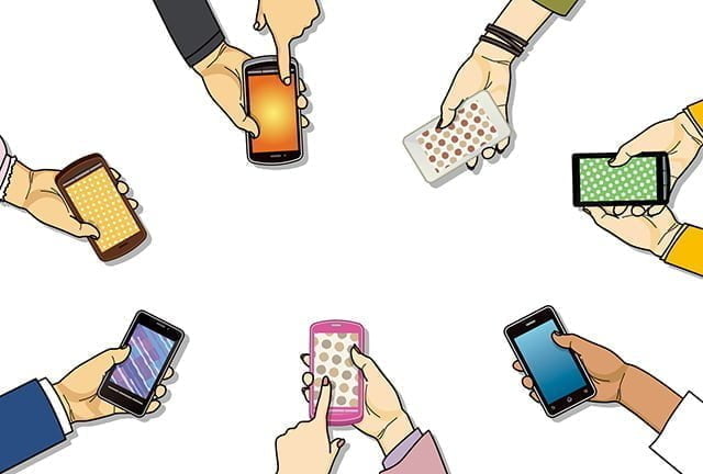 スマートフォンを持つ人々