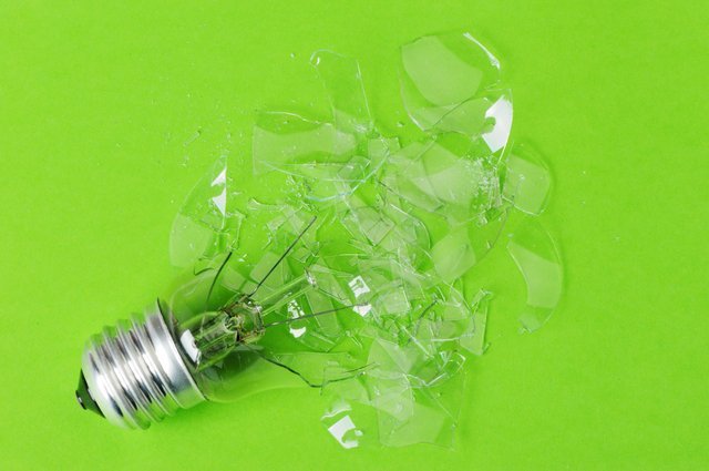 割れた電球