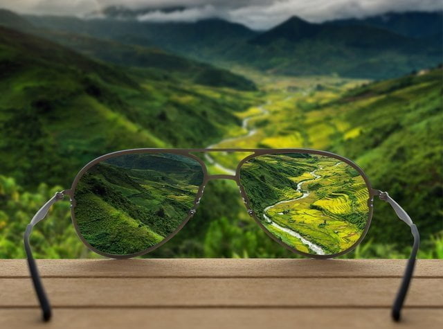 眼鏡を通した山々